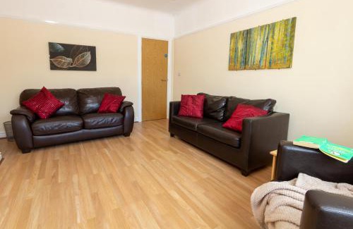 Whitestake House | Spacious 2BR Home with Free Parking