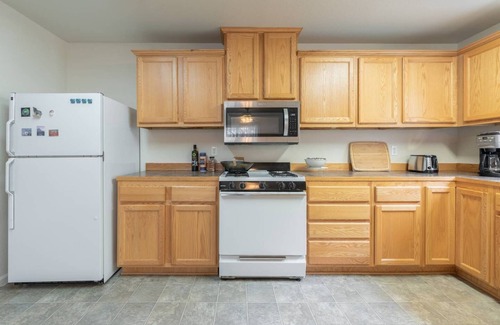 Roseville House | Spacious 2BR House Historic Downtown Roseville
