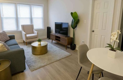 Rogers Park Apartment | Spacious 2BR Near Dining & Shops