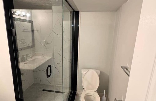 Brampton House | Spacious 2BR Suite in Brampton w/ A/C + Parking.