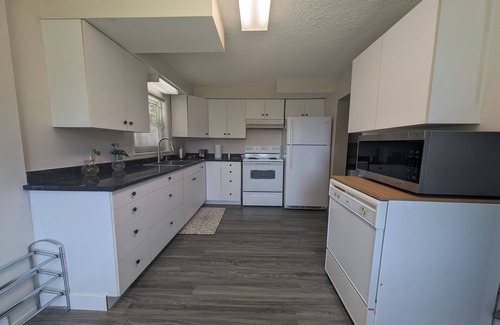Delta House | Spacious 2BR Suite with Private Entrance in Sunny Tsawwassen
