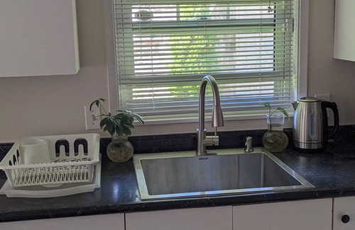 Delta House | Spacious 2BR Suite with Private Entrance in Sunny Tsawwassen