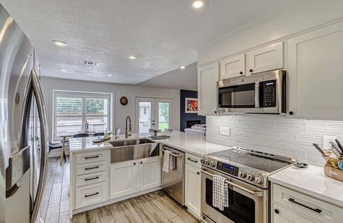 West Oak Hill House | Spacious 3-BDR Oasis w/Private Pool, Outdoor Kitchen—Ideal for Extended Stays!