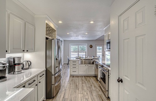 West Oak Hill House | Spacious 3-BDR Oasis w/Private Pool, Outdoor Kitchen—Ideal for Extended Stays!