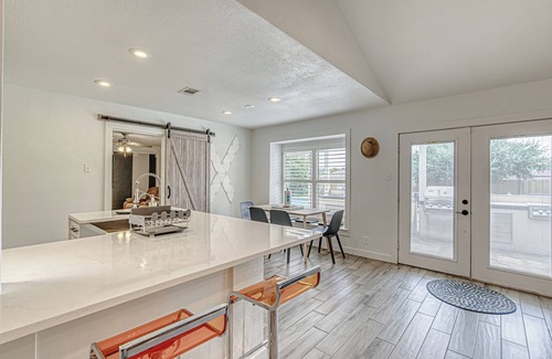 West Oak Hill House | Spacious 3-BDR Oasis w/Private Pool, Outdoor Kitchen—Ideal for Extended Stays!