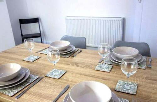 Grantham House | Spacious 3-Bed Home, Garden, Free Wi-Fi, Contractors