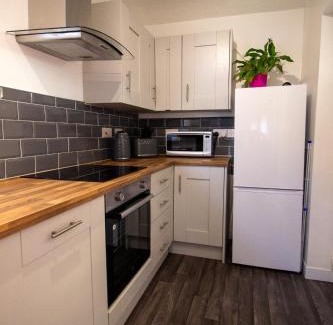 Grantham House | Spacious 3-Bed Home, Garden, Free Wi-Fi, Contractors