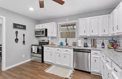 Waldron House | Spacious 3 Bed Home near Downtown & Airport (Family friendly!)
