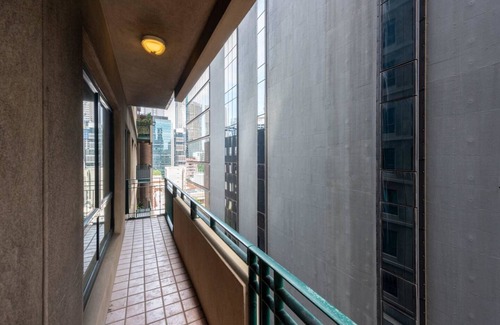 Melbourne Central Business District Apartment | Spacious 3-bed Unit in Melbourne CBD w/Pool & Gym