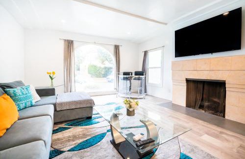 Carthay Circle Apartment | Spacious 3-Bedroom 3-Bathroom with 2-Living Room by Beverly Hills