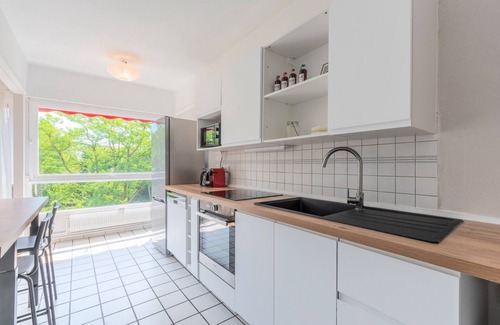Lambersart Apartment | Spacious 3 bedroom apartment & private parking!