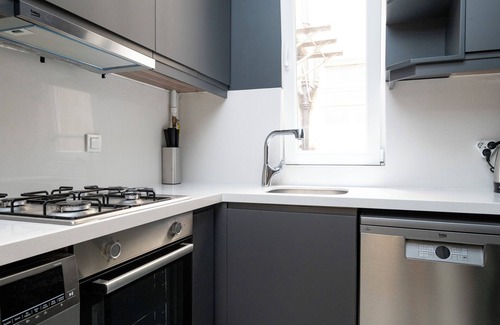 Cihangir Apartment | Spacious 3-bedroom apartment with WiFi, AC in charming Istanbul