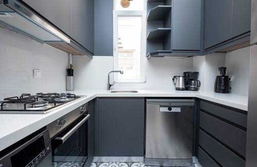 Cihangir Apartment | Spacious 3-bedroom apartment with WiFi, AC in charming Istanbul