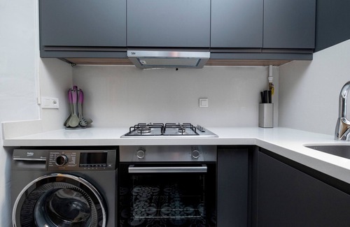 Cihangir Apartment | Spacious 3-bedroom apartment with WiFi, AC in charming Istanbul