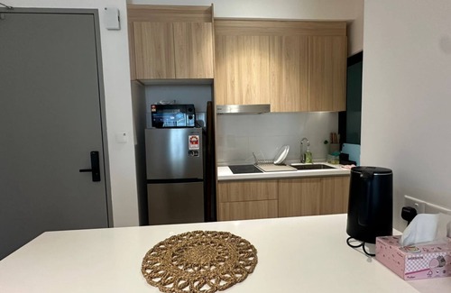 Kuala Langat District Apartment | Spacious 3-bedroom apartment with AC, Netflix, WiFi nearby KLIA, Splash Mania