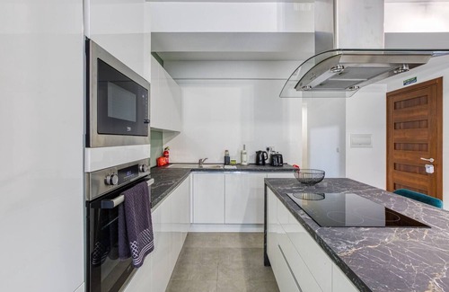 St. Andrew's Apartment | Spacious 3-bedroom apartment with WiFi, AC in beautiful Swieqi
