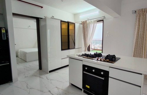 Baner Apartment | Spacious 3-bedroom apartment with AC, WiFi in charming Pune