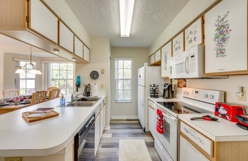Royal Palm Bay Apartment | Spacious 3-bedroom condo with pool and fitness room near to Disney for 8 People