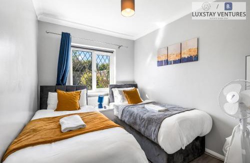 Woodingdean House | Spacious 3 Bedroom Brighton Home - Near South Downs - Stunning Sea Views - Garden - Pool Table - Free Parking for Cars