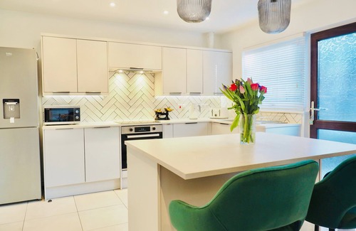 Rushmoor District Apartment | Spacious 3 bedroom Home w Parking in Farnborough