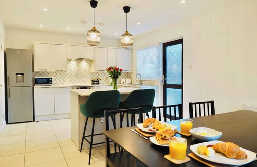 Rushmoor District Apartment | Spacious 3 bedroom Home w Parking in Farnborough