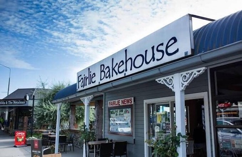 Fairlie House | Spacious 3 Bedroom house. 2 minute walk to Fairlie town & famous pies!