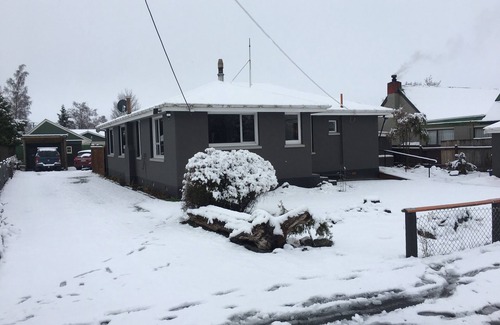 Fairlie House | Spacious 3 Bedroom house. 2 minute walk to Fairlie town & famous pies!