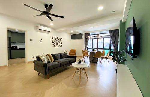 Imbi Apartment | Spacious 3-bedroom apartment with AC and WiFi in vibrant Kuala Lumpur