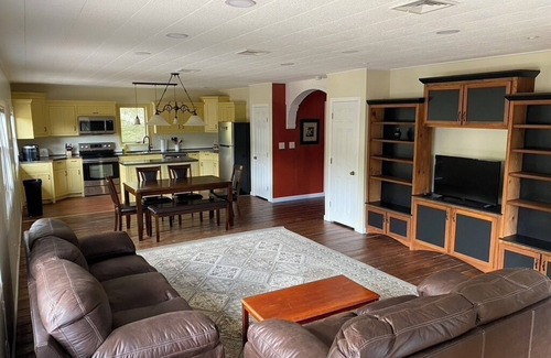Hubbardston Cottage | Spacious 3 Bedroom Cottage on Lake