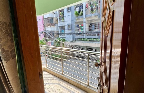 Basundhara Residential Area Apartment | Spacious 3‑BR Bashundhara Flat AC, Wi‑Fi & Balconies. KeyHost Homes