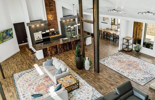Bartlesville House | Spacious 310Acre Retreat w/Barn, Stunning Views, Pool & Wedding Venue 25+ Guests