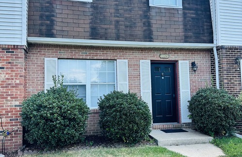 Dumfries House | Spacious 3Bedroom, 2Living Room, Kitchen & Private Backyard