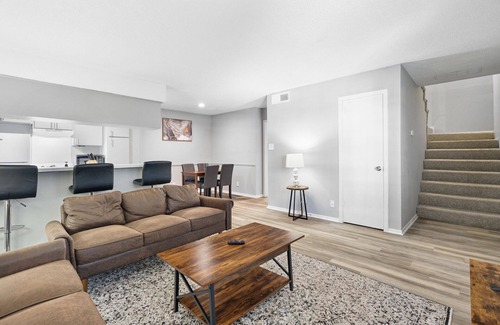 North University Apartment | Spacious 3BR/2BA next to UT 3075