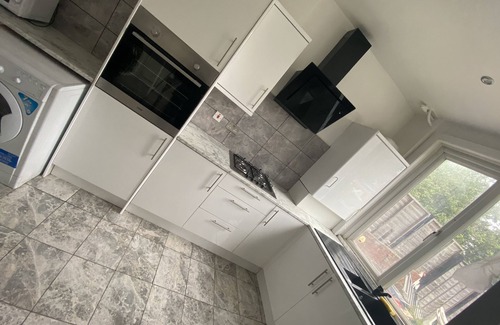 Bensham Manor House | Spacious 3BR Home – Family & Contractor Friendly