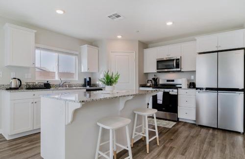San Jacinto Apartment | Spacious 3BR Home with Lake Access & Mountain Views