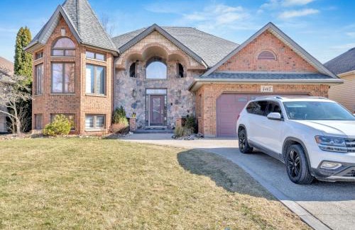 LaSalle Apartment | Spacious 3BR Near Ambassador & Gordie Howe Bridges