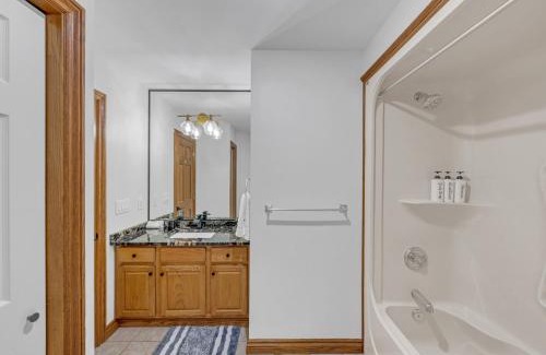 LaSalle Apartment | Spacious 3BR Near Ambassador & Gordie Howe Bridges