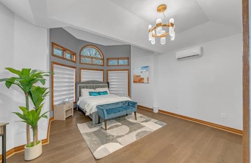 LaSalle Apartment | Spacious 3BR Near Ambassador & Gordie Howe Bridges