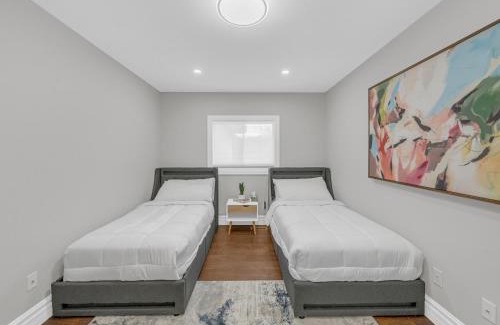 LaSalle Apartment | Spacious 3BR Near Ambassador & Gordie Howe Bridges
