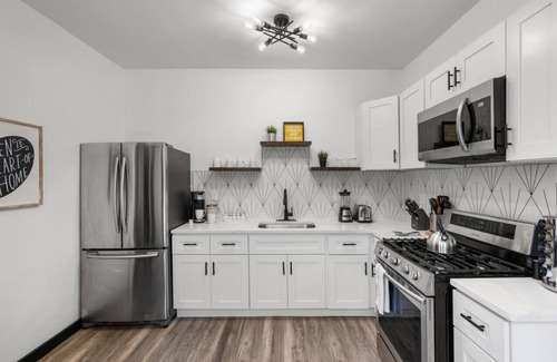 Germantown Apartment | ✨ Spacious 3BR Retreat in Central Philly | Free Parking & Comfort