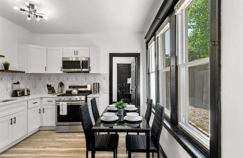 Germantown Apartment | ✨ Spacious 3BR Retreat in Central Philly | Free Parking & Comfort
