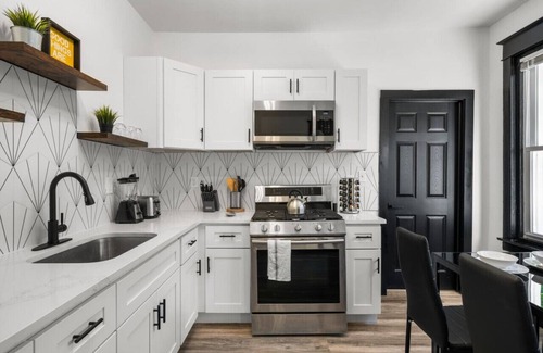 Germantown Apartment | ✨ Spacious 3BR Retreat in Central Philly | Free Parking & Comfort