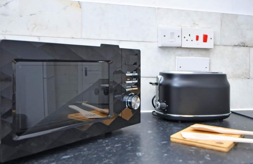 Forsbrook House | Spacious 4 Bed Stoke-on-Trent near Alton Towers