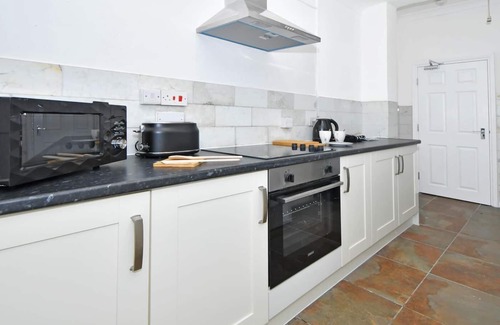 Forsbrook House | Spacious 4 Bed Stoke-on-Trent near Alton Towers