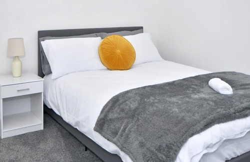 Forsbrook House | Spacious 4 Bed Stoke-on-Trent near Alton Towers