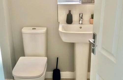 Wolverhampton House | Spacious 4-Bed House Close to City Centre