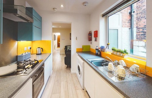 Crewe House | Spacious 4-bed house in Crewe by 53 Degrees Property, ideal for Contractors & Business, FREE parking - sleeps 7
