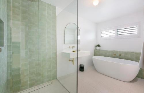 Surfers Paradise Villa | Spacious 4-Bed Villa with Mediterranean Charm