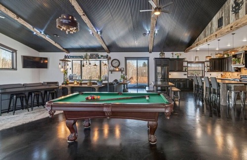 Little Suamico House | Spacious 4+bedroom with Full Bar/Party Room 20 Minutes from Lambeau Feild