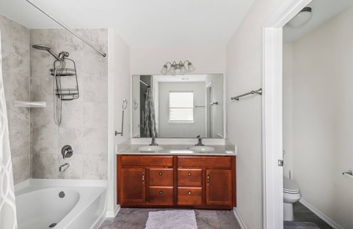 Clodine House | Spacious 4-bedroom, 3-bathroom home with Wi-Fi, washer and dryer in Richmond Tx.
